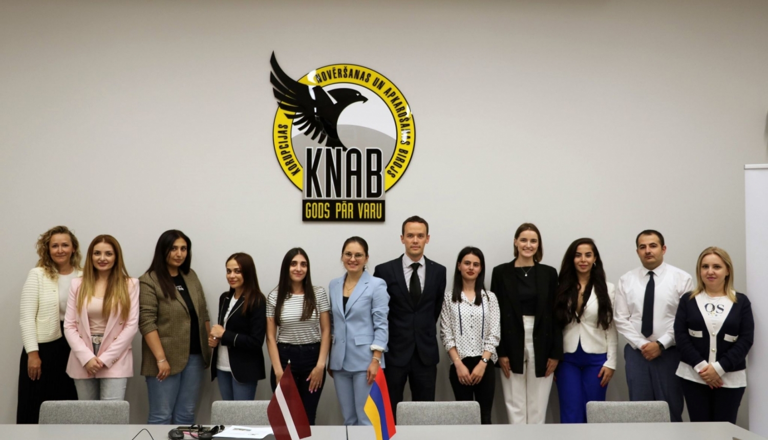 Attēlā redzami KNAB, Tieslietu ministrijas un Armēnijas Tieslietu ministrijas pārstāvjus